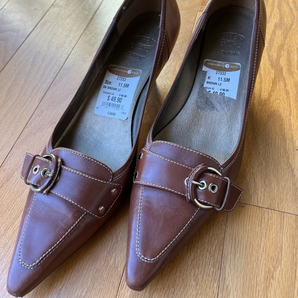 Joan & David pointy brown kitten heel pump